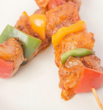 Barquette De 6 Brochettes De Poulet Marinade Basquaise