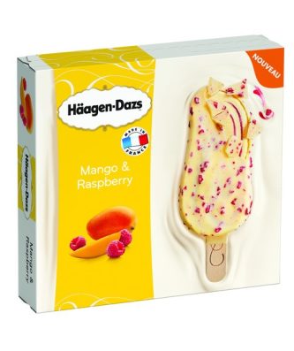 Crème glacée à la mangue et sauce à la framboise avec un enrobage chocolat blanc Belge et morceaux à la framboise sucré