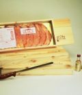 Petit coffret en bois composé de 400g de saumon fumé sauvage tranché sur plaque traiteur. Autres options possibles.