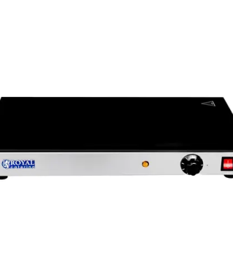 Bain-marie - 5 x GN 1/2 - Avec robinet de vidange Le bain-marie RCBM-5 de Royal Catering est idéal pour conserver vos aliments au chaud : il les gardera à la bonne température sur une longue durée. Dans ses 5 conteneurs Gastronorm (GN), tous les composants d'un plat, comme par exemple, la viande, les pommes de terre et la sauce, ou encore la soupe, peuvent être maintenus au chaud en même temps. Ce type d'appareil maintien-au-chaud correspond aux standards les plus hauts de la restauration professionnelle et est adapté aussi bien pour un usage en restaurants, qu'en hôtels, cantines, buffets, snacks-bars, cafétérias ou dans différents magasins d'alimentation. Ce bain-marie convainc surtout par le grand volume qu'il peut contenir. Chaque conteneur GN 1/2, avec sa profondeur de 100 mm, peut être rempli jusqu'à 6 litres, ce qui vous offre un volume total de 30 litres d'aliments pouvant être réchauffés en même temps. De plus, d'autres récipients GN ayant une profondeur maximale de 100 mm peuvent être placés sur le bain-marie, vous permettant de varier les combinaisons : par exemple, vous pourrez choisir d'utiliser deux conteneurs GN 1/1 avec un GN 1/2 ou bien six GN 1/3 en combinaison avec un GN 1/2. Ceci vous garantit d'économiser énormément de temps, ce qui sera particulièrement utile lors de la préparation de grands évènements ou dans les grandes cuisines de restaurants, cantines, hôtels, etc. Les cinq conteneurs GN 1/2, avec leur profondeur de 100 mm, ainsi que leurs couvercles sont inclus dans la livraison. Le fait que chaque conteneur soit amovible, permet de les remplir très facilement à l'endroit où vous cuisinez avant de les replacer dans le bain-marie. Les couvercles assurent que les aliments restent chauds et protégés de la poussière ou des parasites. Grâce à une finition en acier inoxydable, les récipients ainsi que les couvercles sont lavables au lave-vaisselle. Les aliments sont chauffés par convection, c'est-à -dire que l'élément chauffant réchauffe l'eau qui se trouve entre l'appareil et le conteneur GN, et projette ainsi la chaleur sur le conteneur GN. De cette manière, les aliments peuvent être maintenus au chaud durant longtemps et vous serez assurés qu'ils ne brulent pas. L'utilisation de cet appareil professionnel est très intuitive. Un signal lumineux vert vous informe lorsque l'appareil est en activité. Le thermostat automatique est activé au moyen d'une molette de réglage, qui permet d'ajuster précisément la température entre 30 et 85 °C. Tant que l'appareil est chaud, le signal de contrôle orange est allumé. La température peut parallèlement être lue et surveillée grâce au grand écran digital. L'élément chauffant d'une puissance de 2 200 Watt réchauffe rapidement l'eau dans le bac, lequel emmagasine la chaleur pour longtemps. Si la température de l'eau descend ou remonte, l'appareil l'ajustera automatiquement. De cette manière, la consommation en énergie est maintenue à un niveau modéré. Si jamais il n'y a pas assez d'eau dans l'appareil, le signal de contrôle rouge s'allumera et vous en informera. Le bain-marie allie un design intemporel et une fabrication robuste, ce qui en fait un produit sûr et convaincant. Il est composé d'acier inoxydable de qualité. Ce matériau est particulièrement résistant et solide, de même qu'il résiste à la corrosion et à la rouille. De plus, il n'est en aucun cas nuisible à la santé et son entretien facile le rend très hygiénique. L'inox est également résistant aux chocs et reste intact même après un usage répété. En outre, le bain-marie est pourvu d'un couvercle en verre de sécurité. Celui-ci peut être monté et démonté facilement. Il assure que les aliments soient protégés de la saleté et des impuretés, et sa transparence permettra à vos clients de tout de même pouvoir regarder les plats. Il peut être retiré en toute commodité lors du service. Cet appareil est donc particulièrement adapté pour les buffets. Grâce à sa surface lisse et à sa finition, le nettoyage et l'entretien de ce chauffe-plat sont rapides et vous permettront d'économiser du temps. Le bain-marie est également équipé d'un robinet de vidange qui facilite le remplissage et la vidange de l'eau. Les quatre pieds en caoutchouc disposés de manière optimale garantissent à l'appareil une tenue stable, sans que la surface de travail ne soit rayée. Le câble d'alimentation renforcé vous assure une grande sécurité d'utilisation du bain-marie.