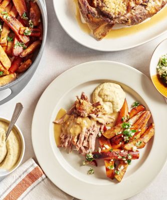 Épaule d’agneau confite en croûte de moutarde, ragoût de légumes racines glacés à l’érable d'Arnaud Marchand