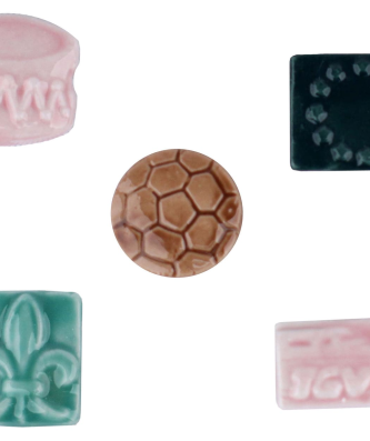 Fèves en émail de couleur