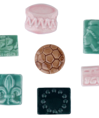 Fèves en émail de couleur