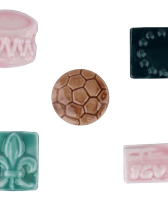 Fèves en émail de couleur