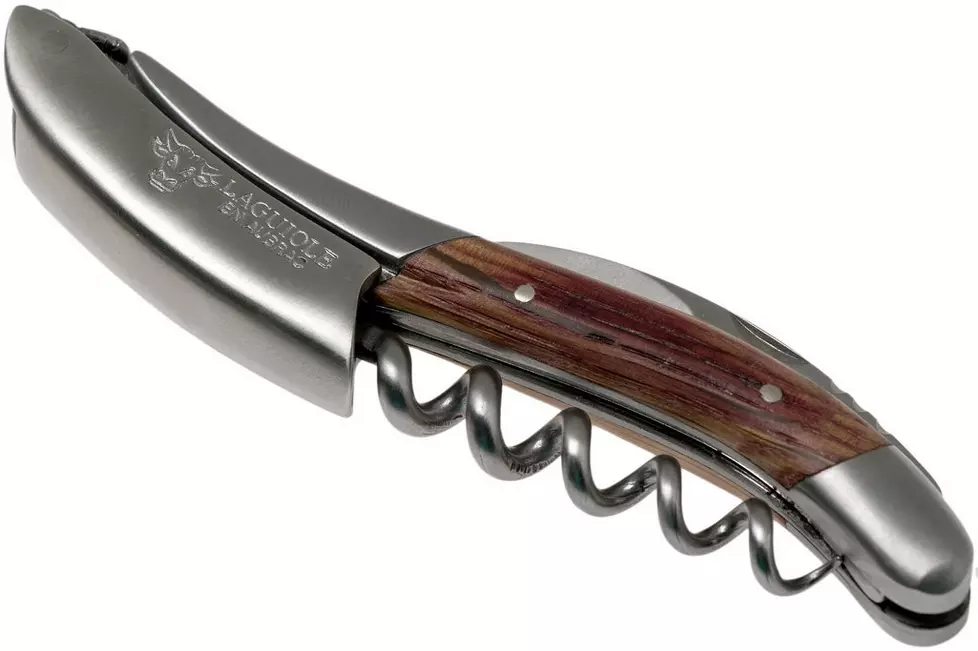 Laguiole en Aubrac couteau de sommelier bois de chĂȘne infusĂ© au vin