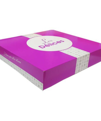 Boîte pâtissière carrée violet esthétique et économique   Cette boîte pâtissière en carton de dimensions 28 x 28 x 8 cm est recommandée pour protéger vos gâteaux pendant la phase de transport. Comme toute notre gamme d'emballage boulangerie, cette boîte pâtissière est apte au contact alimentaire direct.    Cette boîte pâtissière "les délices" est très résistante : les coins sont doublés pour garantir un maximum de stabilité à vos pâtisseries. Conçue pour résister à l'humidité, le carton de cette boîte à gâteau ne gondole pas et ne s'abime pas sous l'effet de l'eau.    Élégante grâce a sa couleur violet Résistante  avec ses coins renforcés Pratique à refermer grâce à leur couvercle attenant Gain de place avec leur conditionnement à plat   Cet emballage pâtisserie 28 x 28 x 8 cm est conditionné à plat pour un rangement simplifié et un espace de stockage réduit. Très faciles à monter, ces boites à gâteaux répondront aux attentes des pâtissiers les plus exigeants.  Le couvercle de ces boites en carton protègera vos gâteaux lors du transport. Les pâtisseries conservées à l'intérieur seront protégées des agressions extérieures. Vos clients pourront ainsi transporter vos produits de pâtisserie jusqu'à leur domicile en toute sécurité.    Longueur: 28 cm Largeur : 28 cm Hauteur : 8 cm Couleur : violet Matière : carton Conditionnement : paquet de 50 boites pâtissières 28 x 28 x 8 cm   Questions fréquentes :