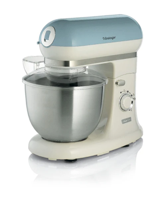 Description produit - Robot patissier MUM Serie 2 700 W blanc MUMS2EW00 Bosch Le robot pâtissier MUM série 2 700 W blanc est compact, puissant et idéal au quotidien pour réussir toutes les préparations.  Assurant des mélanges parfaitement homogènes grâce à son mouvement planétaire 3D, il dispose de 4 vitesses pour maîtriser toutes les textures souhaitées et d'un régulateur intelligent de vitesse de malaxage.  Son grand bol en acier inoxydable d'une contenance de 3,8 L possède une forme intérieure spéciale pour une préparation optimale. Les grandes quantités sont parfaitement mélangées grâce aux accessoires conçus pour épouser la forme du bol et ne rien laisser au fond, ainsi, vous pouvez faire jusqu'à 2,4 kg de pâte à gâteau en une seule fois.  Livré avec un kit pâtisserie comprenant des accessoires en métal indispensables :  - un fouet ballon  - un fouet mélangeur  - un crochet pétrisseur.  Les éclaboussures sont évitées grâce au démarrage lent et au couvercle de protection. Ce couvercle transparent vous permettant de surveiller l’évolution du mélange est doté d’une ouverture permettant l’intégration d’ingrédient supplémentaire en cours de préparation.  Muni de pieds ventouses pour une excellente stabilité, ce Robot pâtissier Bosch sera un allié précieux pour créer de délicieux gâteaux, tartes, desserts et entremets pour toute la famille.    Découvrez toute la gamme de robots pâtissier Bosch.