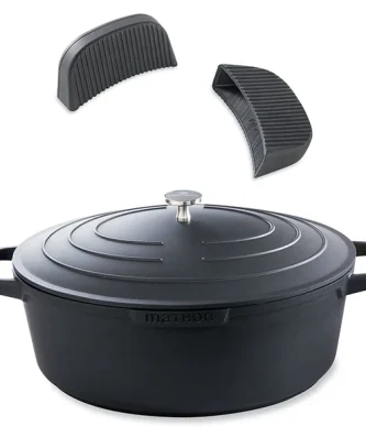 Lot cocotte légère ovale en fonte d'aluminium 32 cm et deux maniques silicone Mathon